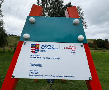 Projekty / „Projekt je podporený z rozpočtu 7 Prešovského samosprávneho kraja“ - Detské ihrisko na 