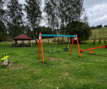 Projekty / „Projekt je podporený z rozpočtu 7 Prešovského samosprávneho kraja“ - Detské ihrisko na 