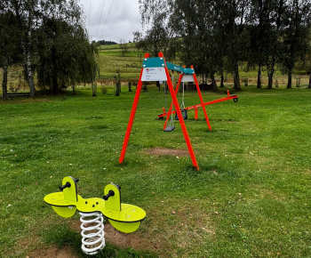 Projekty / „Projekt je podporený z rozpočtu 7 Prešovského samosprávneho kraja“ - Detské ihrisko na 