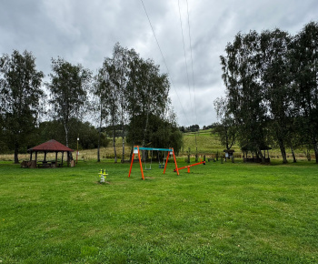 Projekty / „Projekt je podporený z rozpočtu 7 Prešovského samosprávneho kraja“ - Detské ihrisko na 
