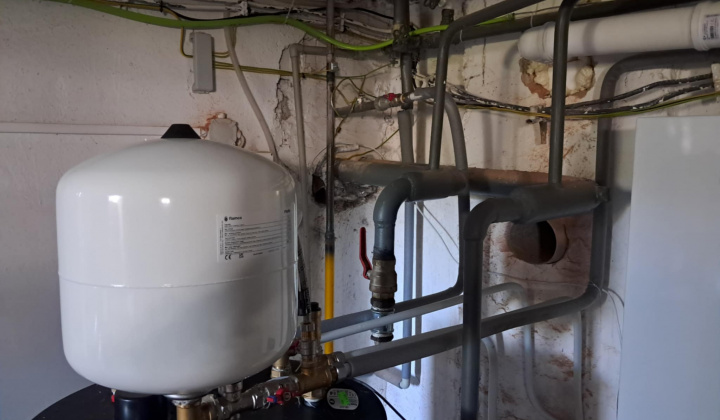 Maľovanie spálne, chodby, výmena plynové kotla 2025/2026