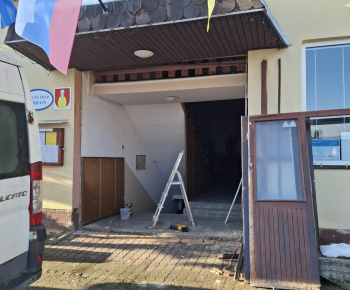 Projekty / Projekt realizovaný s finančnou podporou  Ministerstva financií Slovenskej republiky - „Zvýšenie energetickej efektívnosti budovy kultúrneho domu a obecného úradu“ - foto